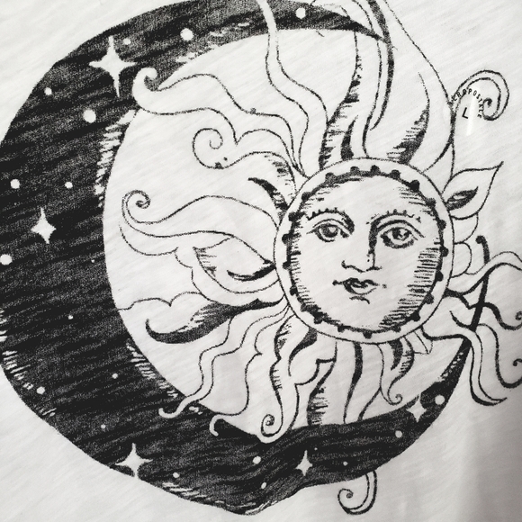 Aeropostale T-Shirt cropped style top with sun and moon graphic, Size Large - Picture 4 of 4